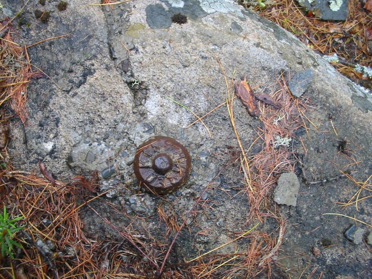 геодезический пункт. свинцовые находки металлоискателем. боспорское царство археологические находки. пункт приема гуманитарной помощи. значки на вещах.