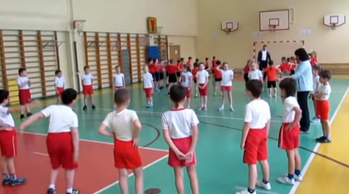 Поскольку дети в возрасте с 7 до 10 лет, очень подвижны, то уроки физкультуры для них являются отличным способом использовать накопившуюся энергию за время предыдущих уроков. В связи с этим, вторую половину урока физической культуры, преимущественно занимают эстафеты и различные игры, направленные на развитие моторики движений, гибкости и других навыков учащихся.