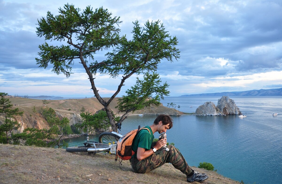 Куда лучше поехать в марте. Туристы на Байкале. Озеро Байкал туристы. Экотуризм на Байкале. Байкал озеро туристический.