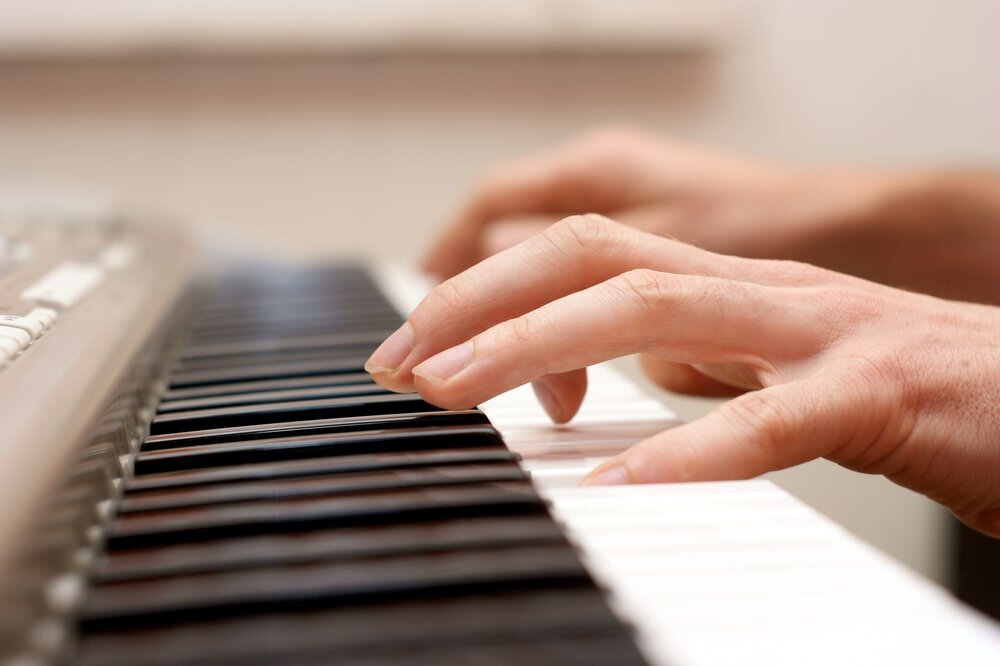 Руки пианиста. Пальцы на пианино. Руки на фортепиано. Женские руки на клавишах. Частные уроки игры
