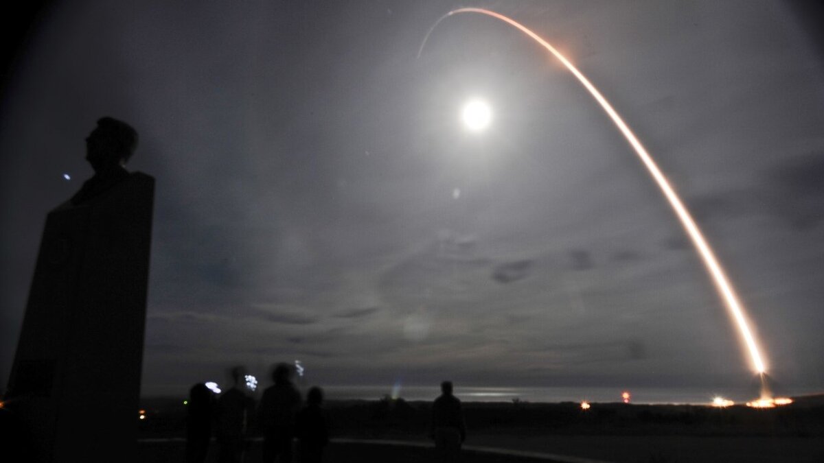 Американская ракета Minuteman III в полёте.