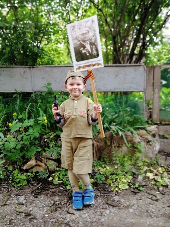 
В этом году у нас серьёзное достижение. Сын, участвующий в каждом Бессмертном полку, начиная с 3-месячного возраста, наконец достаточно возмужал. Он прошёл всё шествие вместе с портретом прапрадеда от Октябрьской площади до парка и даже не ныл! Это серьёзное достижение :o)


По ходу шествия он излучал счастье и стрелял из нагана в воображаемых врагов))
