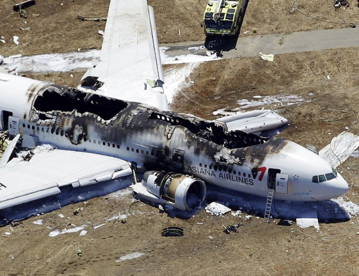 Нашелся самолет боинг. Катастрофа Боинг 777 в Сан-Франциско. Asiana Airlines 214 авиакатастрофа. Авиакатастрофы Боинг 777. Авиакатастрофа в Сан Франциско Боинг 777.