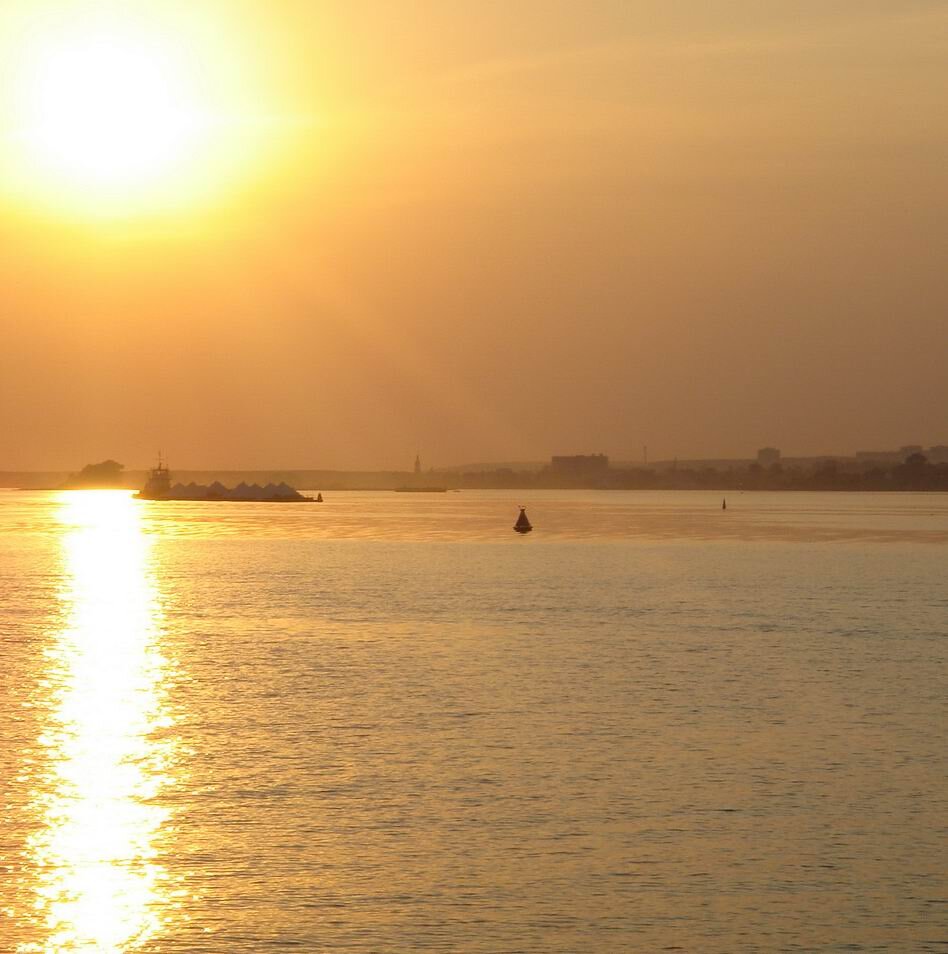 … Только потом, с экрана компьютера, на снимке обнаружилось нечто, чего перед камерой не было…