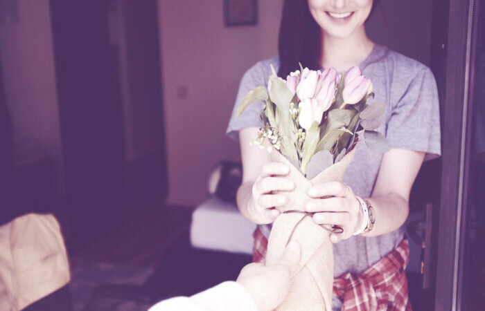 
Вы когда-нибудь сталкивались с чувством неловкости в моменты, когда вам дарят подарки, говорят комплименты или вдруг помогают больше, чем вам казалось возможным? Хотелось ли вам немедленно сделать что-то в ответ, отблагодарить и всячески вернуть человеку что-то? У меня такое случалось на каждом шагу и определенно с течением времени я пришла к пониманию, что это связано с моей неготовностью принимать.