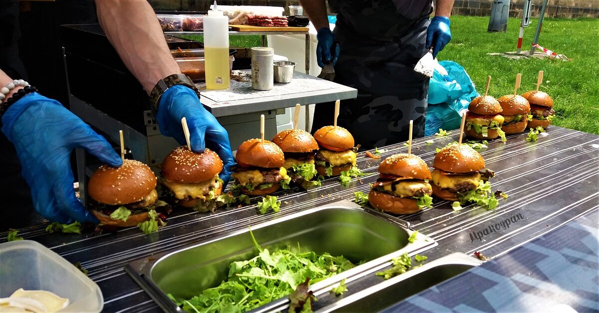 Приготовление бургеров происходит тут же. С пылу с жару.