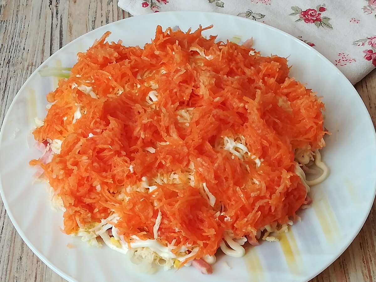 Салат с ветчиной, сыром и огурцами