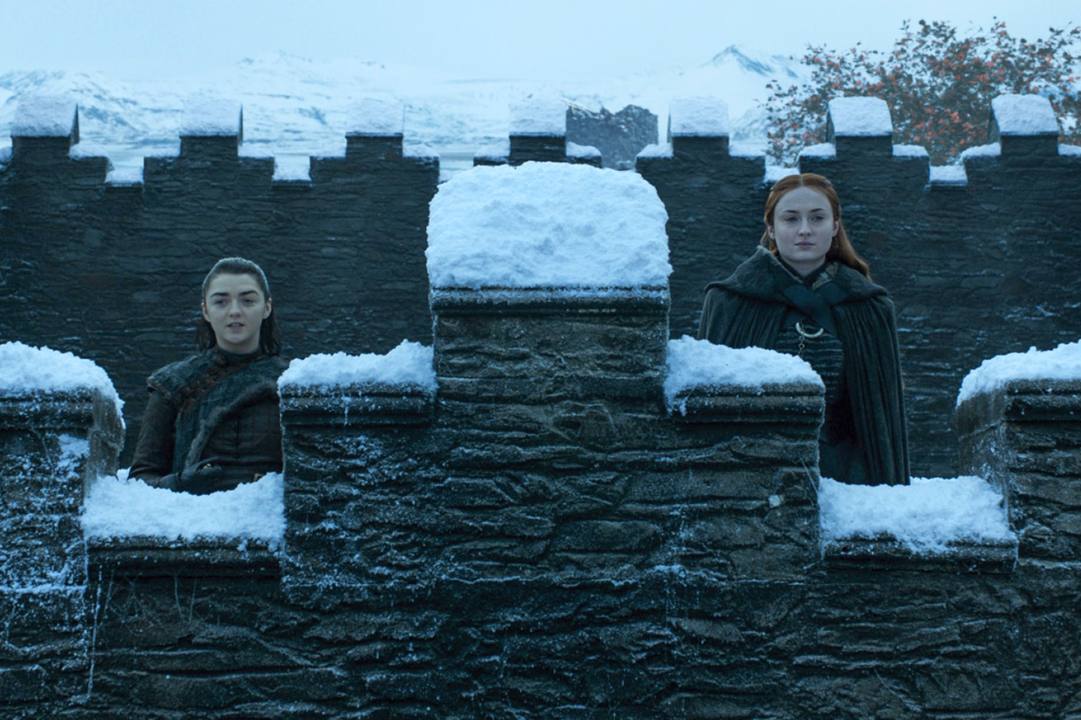 Арья и Санса смотрят на толпу разгневанных фанатовП