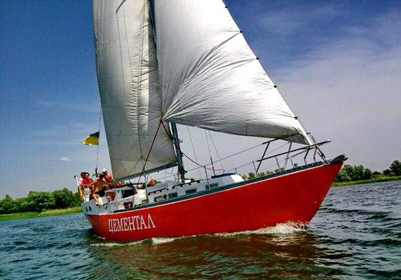 «Цементал» — железобетонная (армоцементная) крейсерская яхта (Украина), построенная почти  30  лет назад.  До сих пор ходит по Днепру.  (Фото источник: https://yachtshipyard.wordpress.com)