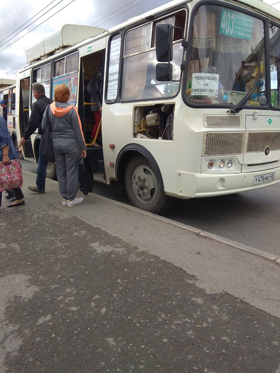 У нас в городе около 400 штук вот таких старых автобусов, мест в них немного, но зимой тепло