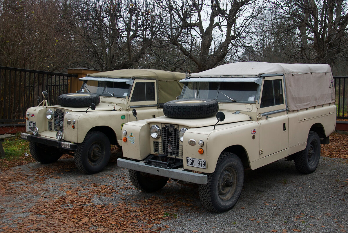 На фотографии слева Land Rover Series II 88 D (SWB), справа Land Rover Series IIA, 109 (LWB);  Источник: https://commons.wikimedia.org/wiki/File:Land_Rover_Series_II.jpg
