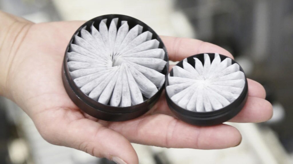 Снюс – механизм действия По своему действию снюс – наркотик-психостимулятор. При рассасывании или жевании никотин из табачной смеси впитывается через слизистые ротовой полости в кровь и попадает вместе со слюной в желудок, где через стенки желудка тоже попадает в кровоток. Кровь быстро разносит наркотик по всему организму, и никотин попадает в головной мозг. Там он блокирует m-холиновые рецепторы мозга, что приводит к выбросу адреналина и глюкозы в кровь. Именно они формируют наркотическое действие снюса:

Адреналин сужает сосуды и ускоряет сердцебиение, повышает мышечный тонус, снижает аппетит, стимулирует работу центральной нервной системы: вызывает чувство бодрости, но при этом приводит к нервному перевозбуждению с чувством тревожности и смутного беспокойства.
Глюкоза провоцирует повышение уровня «гормона удовольствия» дофамина – поэтому при употреблении снюса человек ощущает наслаждение. Но при резком выбросе глюкозы активно вырабатывается инсулин – гормон, который регулирует ее уровень в крови. Он связывает сахар – и его уровень становится еще ниже, чем был до приема никотина. Такие резкие перепады уровня глюкозы провоцируют стресс, раздражительность и тревожность, а также усталость после окончания действия никотина.