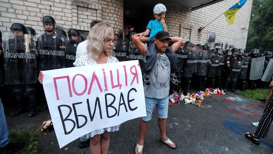 Люди протестуют в связи с убийством мальчика в Переяславе-Хмельницком. Фото: REUTERS/Gleb Garanich