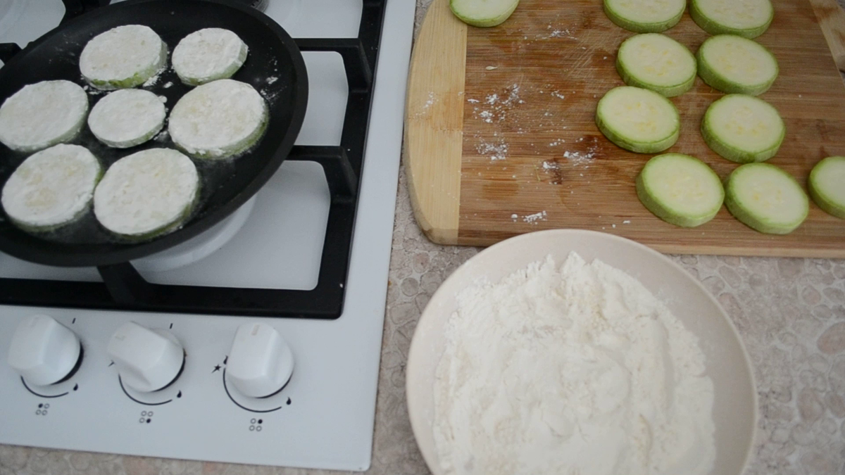 Кабачки жареные на сковороде кружочками с чесноком и майонезом в муке рецепт с фото пошагово