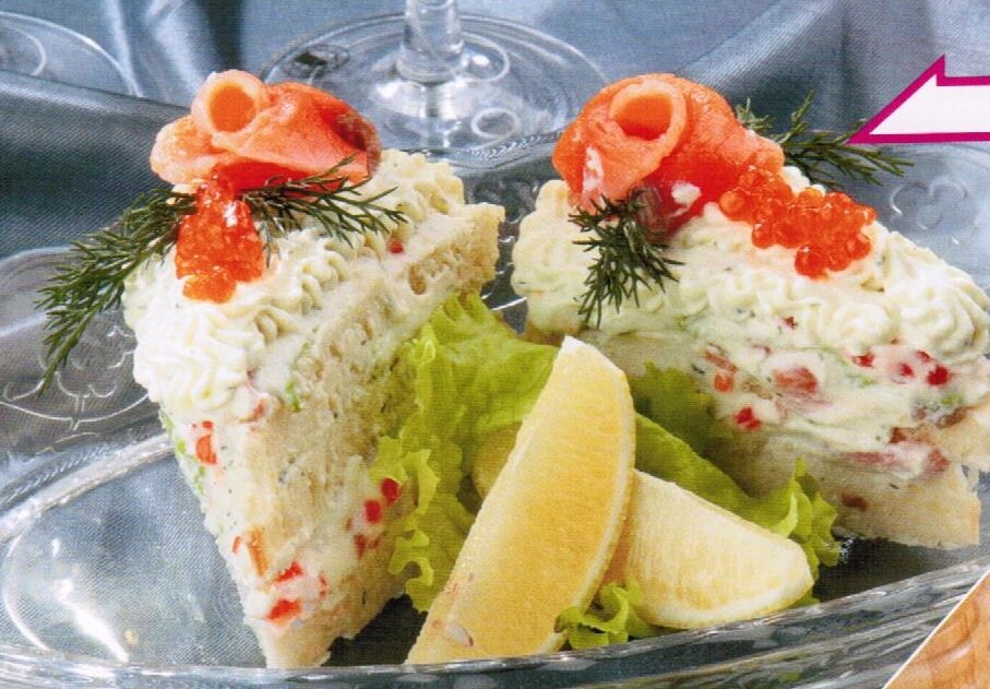 Закуска-пирожное из солёной форели с сырным кремом
