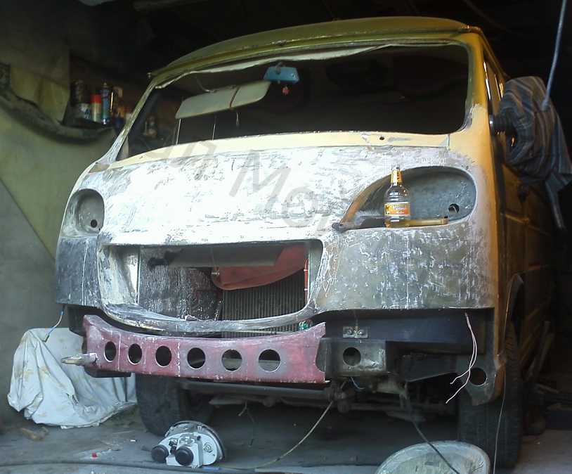 (кропотливая работа над передней частью фургона)