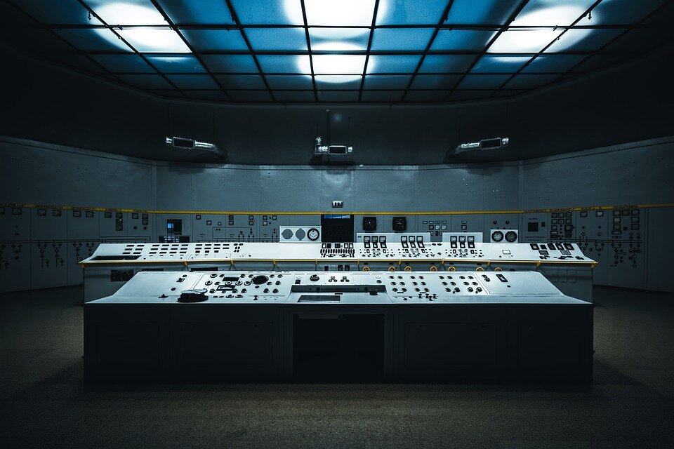 Сontrol Room (https://cdn.pixabay.com/photo/2016/11/23/14/49/building-1853330_960_720.jpg)