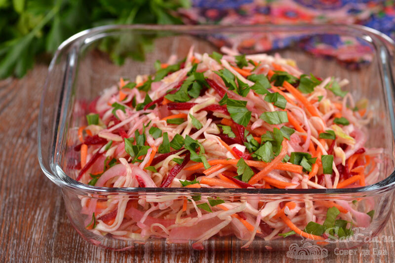 Рецепт хрустящего салата из свежей капусты и сырых овощей (моркови и свеклы)
