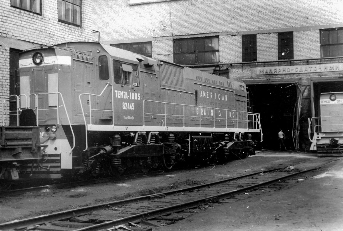 "Американский" тепловоз ТЭМ7А на территории ЛТЗ  Источник фото: trainpix.org  Источник фото: trainpix.org