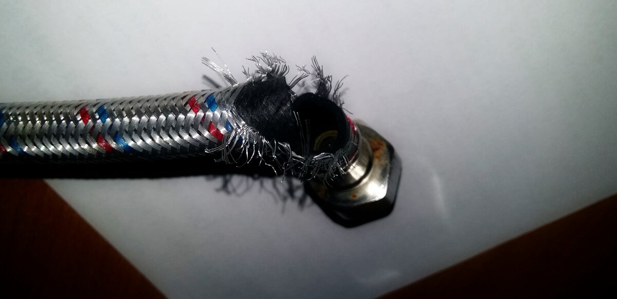 Если прорвало трубу, вылилось много воды, это к денежным трудностям?