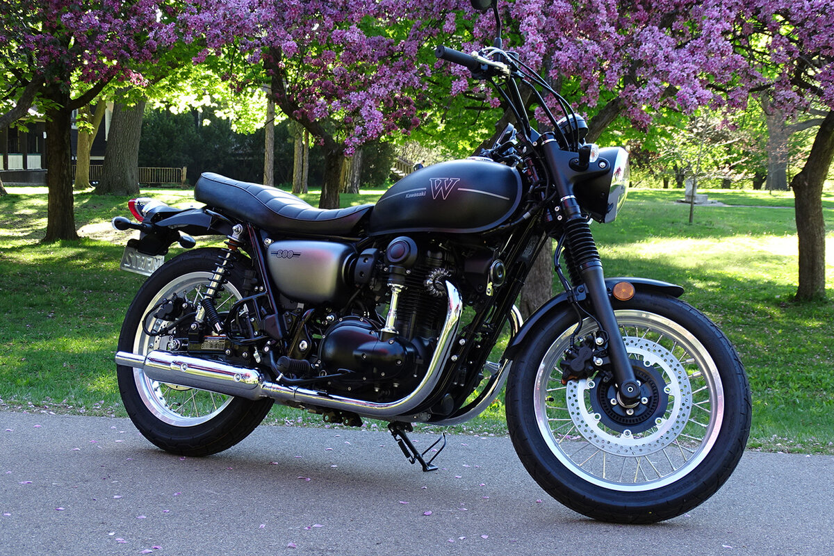 Мотоцикл классика. Kawasaki w800. Кавасаки Классик w800. Мотоцикл Kawasaki w800. Классический мотоцикл Кавасаки w800.