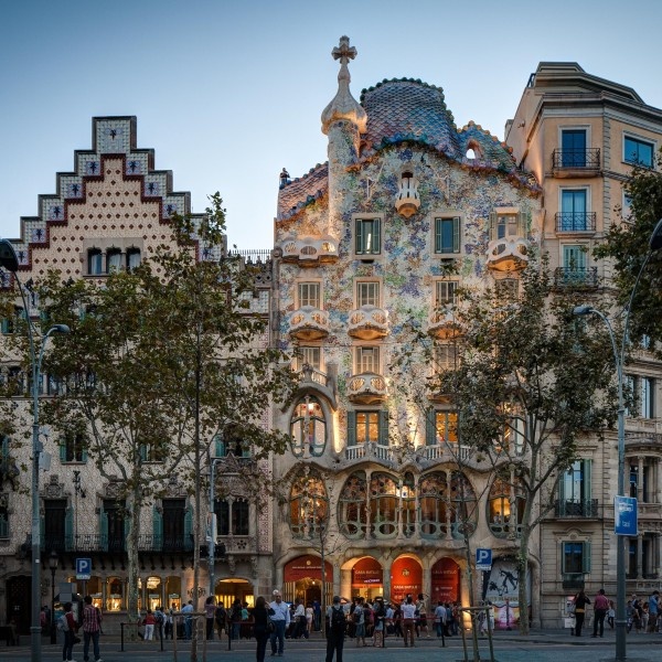 https://yia18.org/wp-content/uploads/2015/08/Barcelona-Casa-Battlo-600x600.jpg