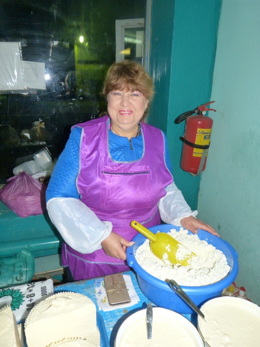 Валентина Чукарева  на рынке ст. Егорлыкской. Уже к 8.00 у нее продукции не останется...