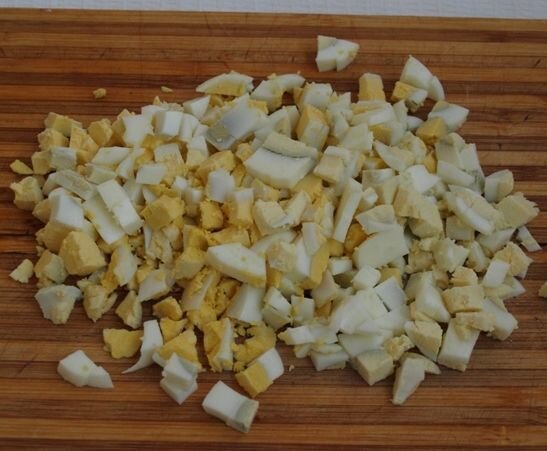 отварные куриные яйца мелко режем на небольшие кубики