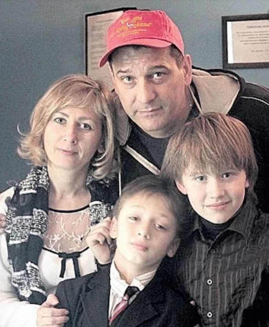 Бойко со своим сыновьями: брачным и внебрачным