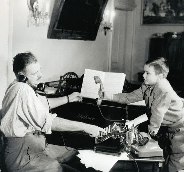 Маленький Никита Михалков подаёт папе трубку спец. телефона. 1953 г.