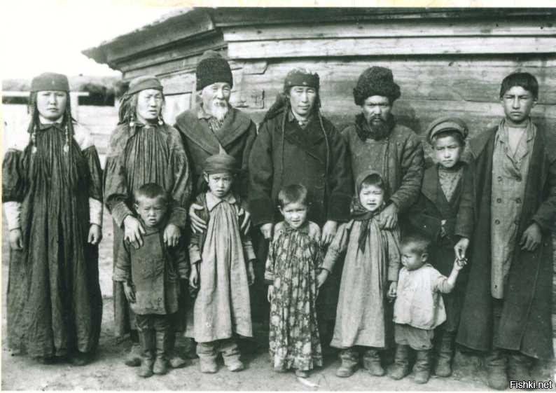 Семья качинца Ильи Окунева из сеока Хаска. 1912. Из архива Кунсткамеры. 