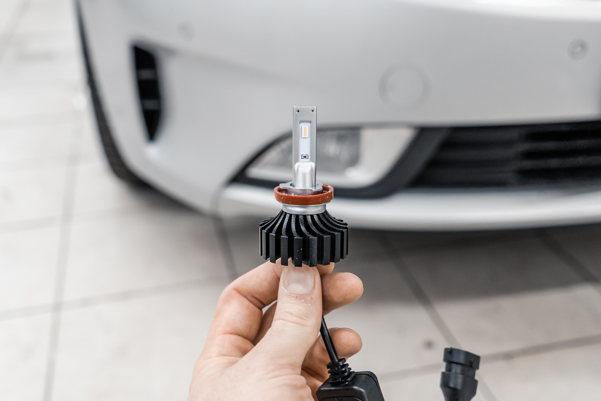 Как заменить лед лампу. Лед лампы h7 в тойота авенсис. Светодиодная лампа 220 вольт разборка. Как заменить лед лампу. Лед лампы н11 в противотуманки.