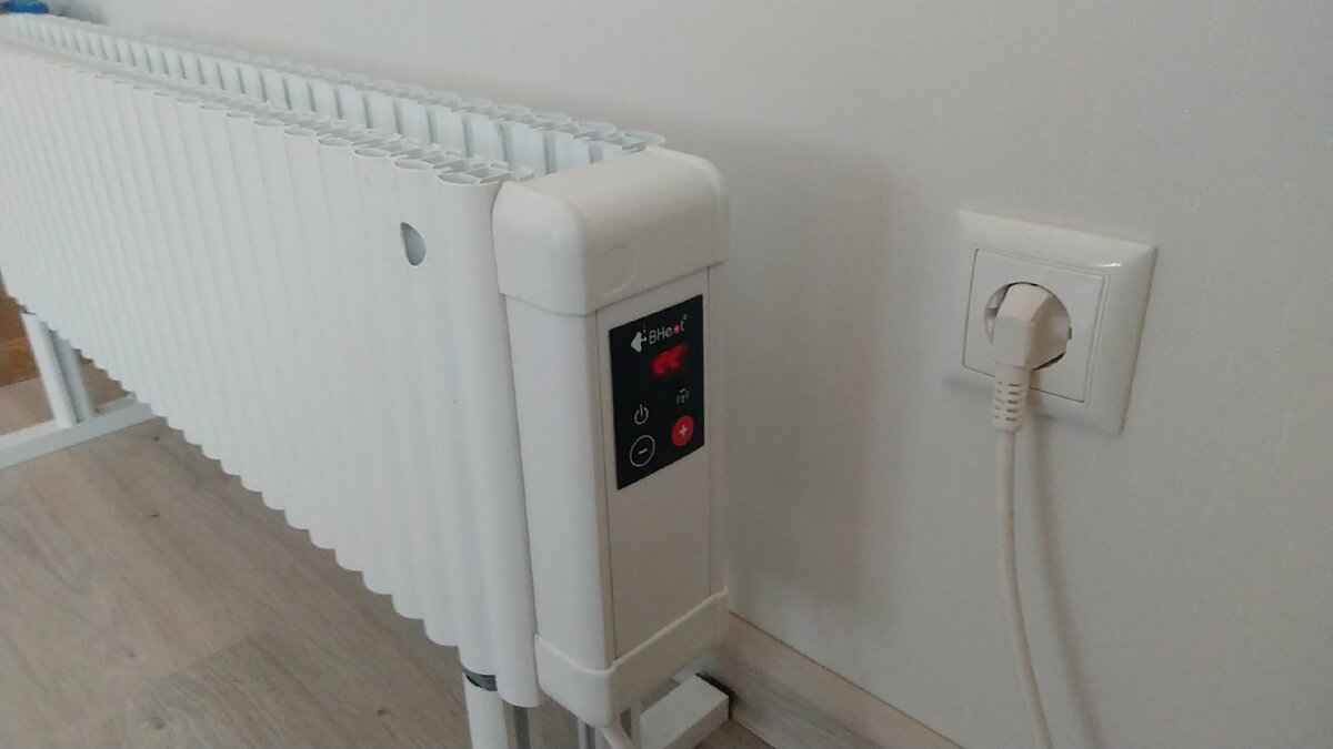 Парокапельный обогреватель B-Heat, подключенный к выделенной розетке.