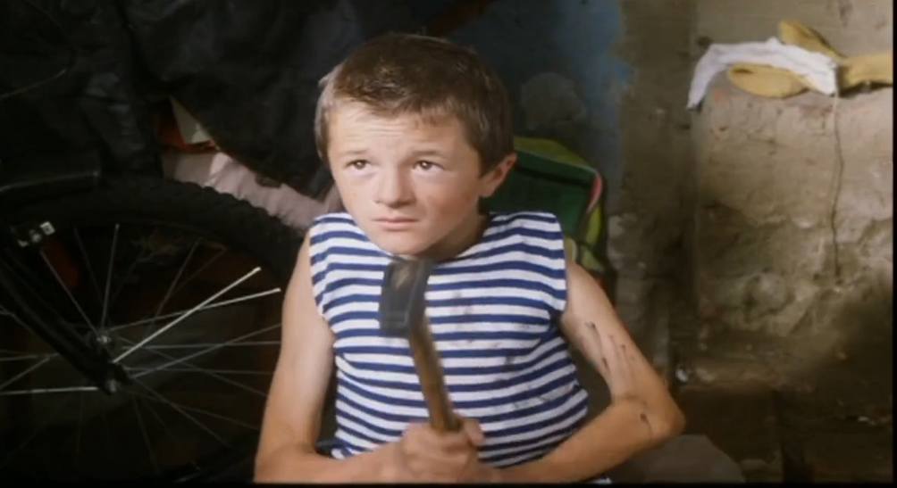 Мальчик бьет по мине. Кадр из фильма "Блокпост"
