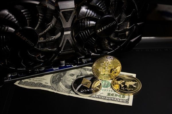 
Экономист: Биткоин может рухнуть до $2000


Цена биткоина может обвалиться до $2000. Об этом у себя в Twitter сообщил макроэкономист Хенрик Зеберг.
Он также опубликовал график первой криптовалюты, показывающий, что ее курс перешел в фазу С, согласно волновому анализу Эллиотта. Это говорит о долгосрочном снижении стоимости актива, которое продлится в течение года, считает эксперт.

«Биткоин должен подешеветь до $2000 в рамках волны С, разбитой на пять вершин. Вторая и четвертая вершины задают нисходящий тренд. Я обязательно куплю Bitcoin, но не раньше, чем его курс опустится до пятой вершины», — написал Зеберг.

Стоит отметить, что Тони Вейс подозревает, что биткоин может дорасти до $100 000.

Тем временем некоторые трейдеры считают, что биткоин может вырасти до $75 000.

Помимо этого, Адам Бэк считает биткоин по $10 млн вполне реальным.