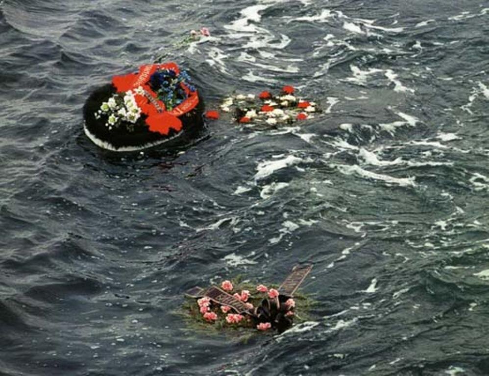 В честь погибших подводников люди до сих пор кидают венки в воду.