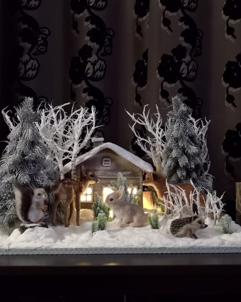 Зимний лес и домик стали фоном для валяных игрушек. 