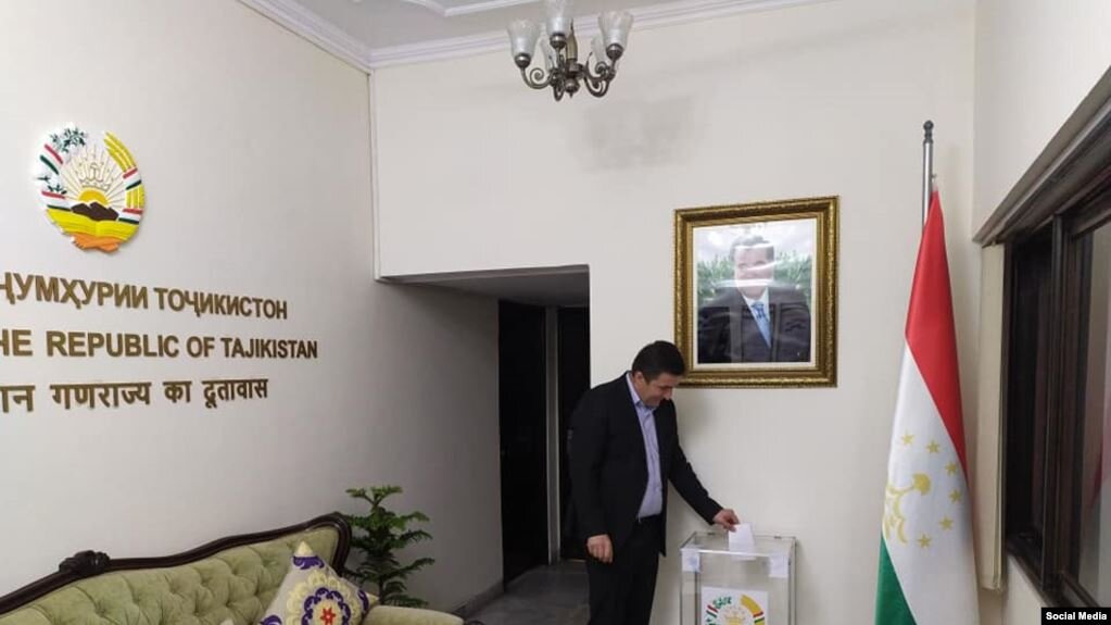 Голосование в посольстве Таджикистана в Индии