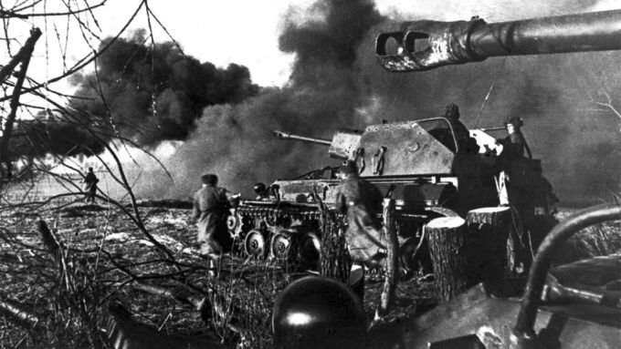 Советские пехотинцы атакуют гитлеровцев при поддержке самоходного орудия. Фото: waralbum.ru