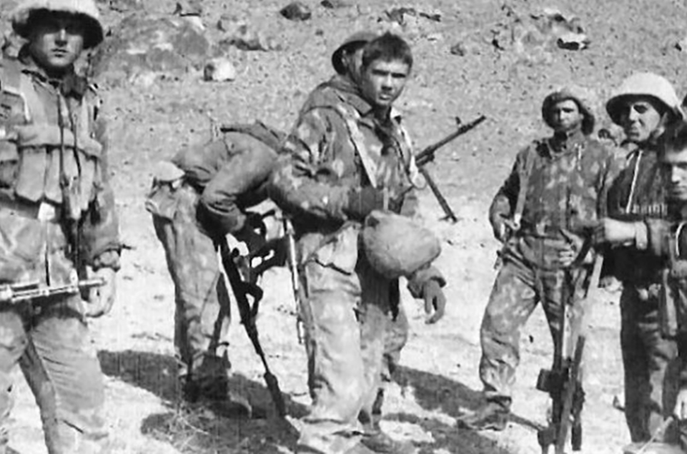 Почему в афганистане советские. Союз воинов интернационалистов Афганистана. Советские солдаты в бою в Афганистане СССР.