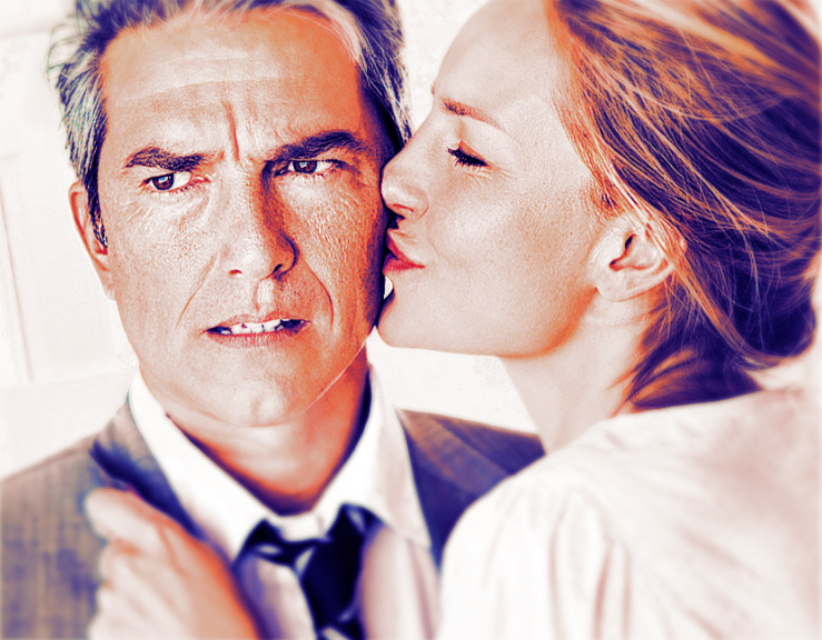 Чем меньше женщину мы любим, тем легче нравимся мы ей, и тем ее вернее губим
средь обольстительных сетей.