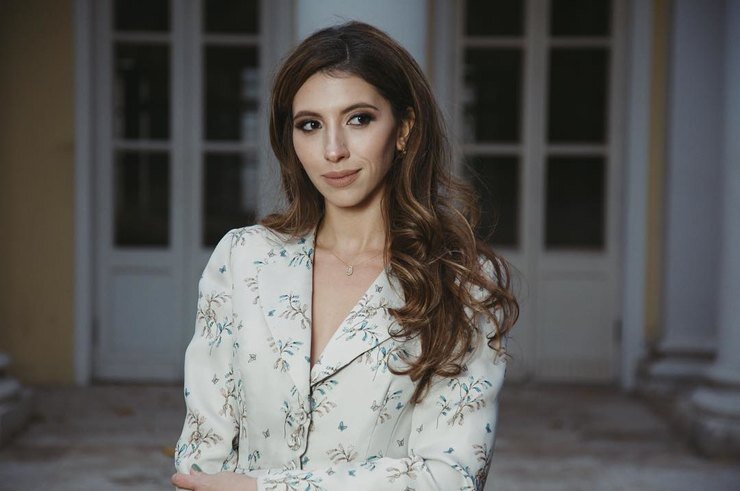   Первую специальность девушка получила в Кембридже, а затем училась на психолога в Оксфордском университете.    