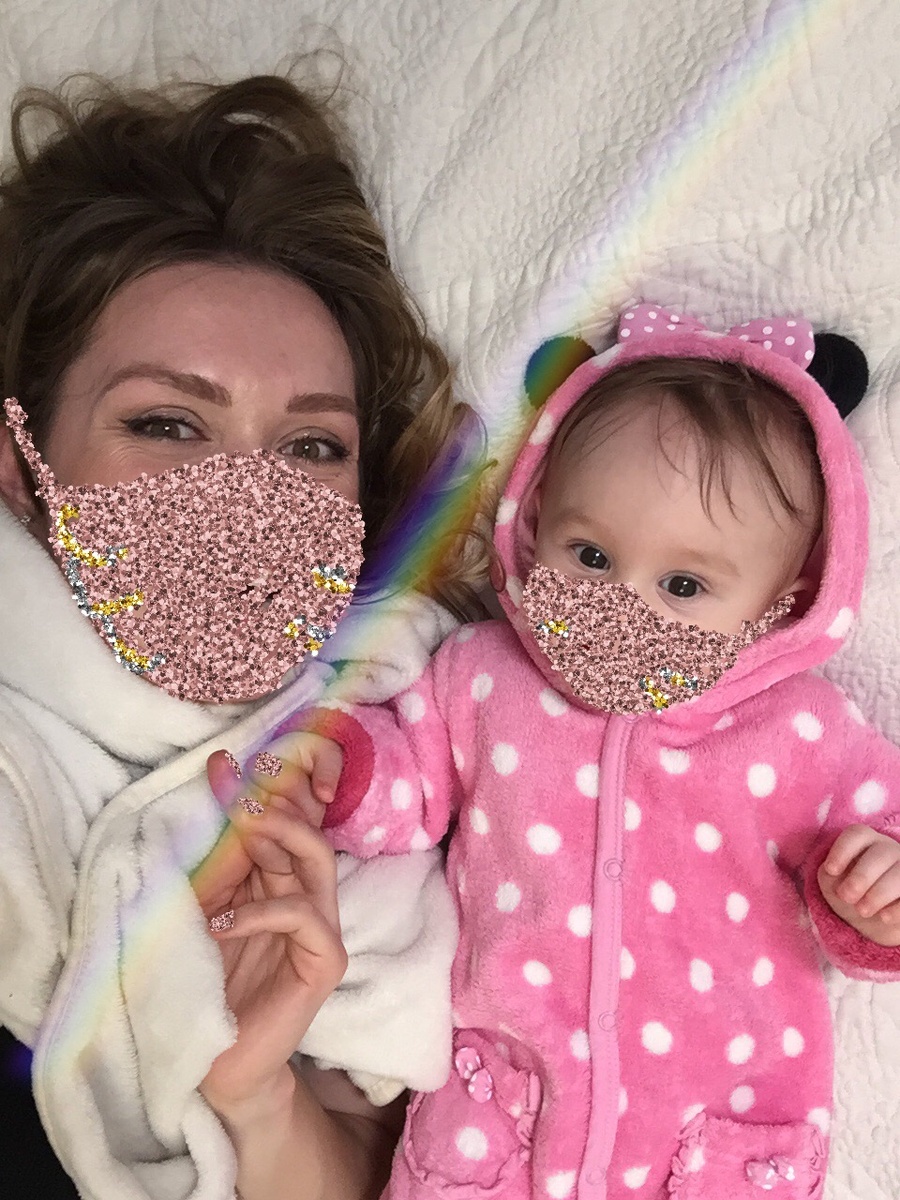 Нам с дочкой дома нескучно. Используем маски из приложения PicsArt.