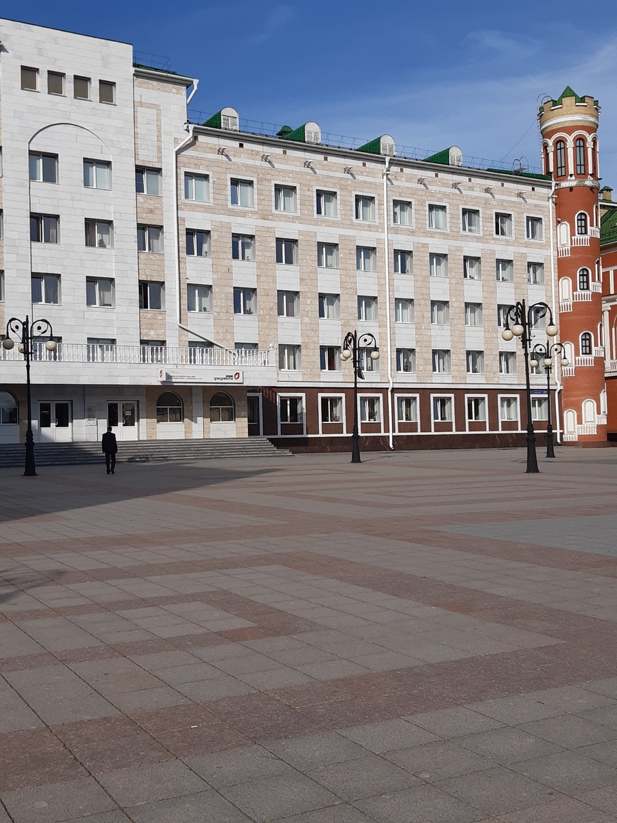 Площадь заканчивается зданием "Моих документов"