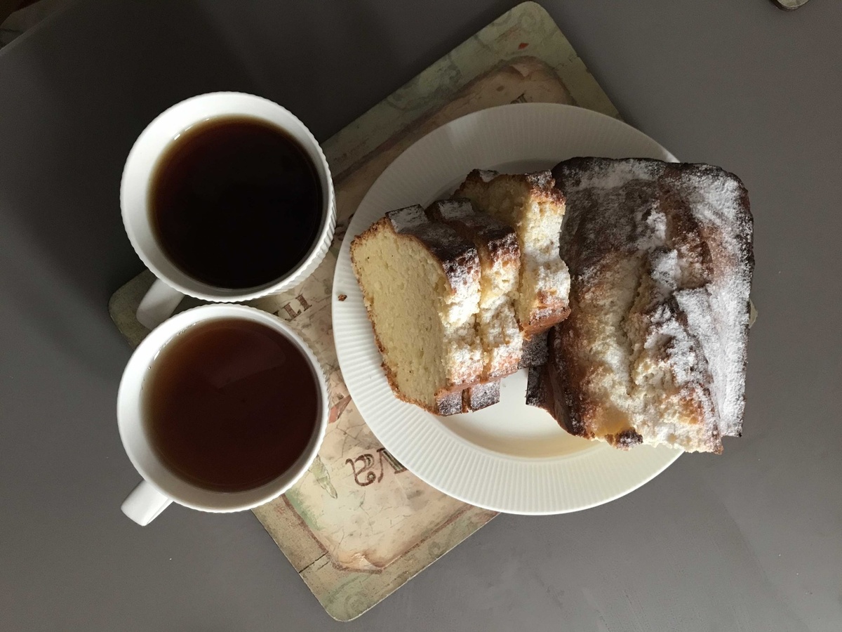 Чай с творожным кексом.