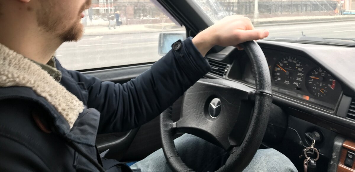 за рулем любимого старенького мерседеса