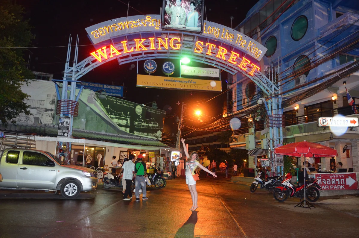 Вы когда -нибудь задавались вопросом, почему все мужчины стремятся поехать в Таиланд? Эта страна является магнитом для них, при чём как для свободных, так и для женатых. Вторые, естественно, отправляются туда без своих жен. 

Таиланд—это страна улыбок и райских островов, а так же разврата и ночных тусовок. Именно за этим отправляются мужчины. Они хотят попробовать местную экзотику, правда, мало кто задумывается о последствиях.