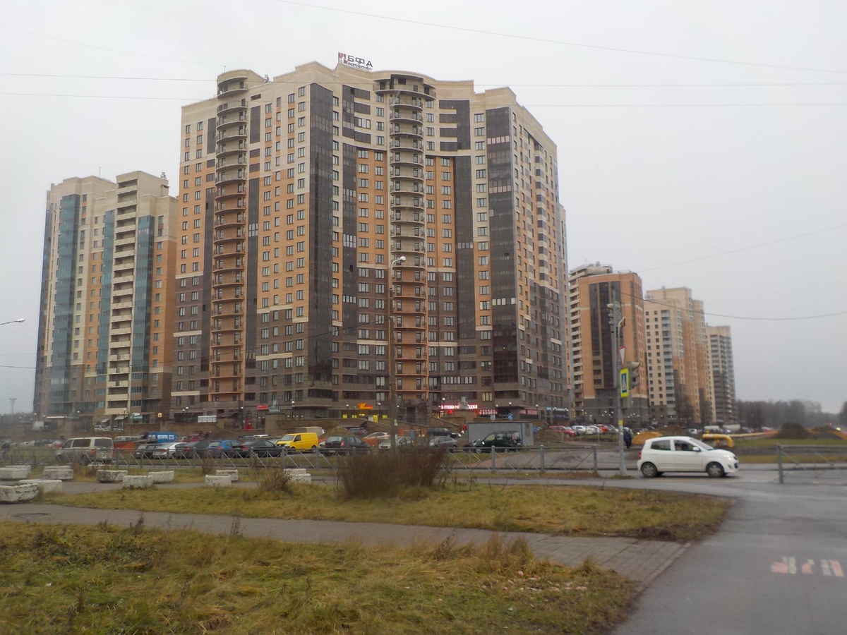 Уже в 2015г. не понимал в чем смысл ставить логотип застройщика на построенный дом. Это же не показатель надежности.