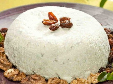 Творожную пасху можно украсить по своему вкусу: орехами, изюмом, цукатами