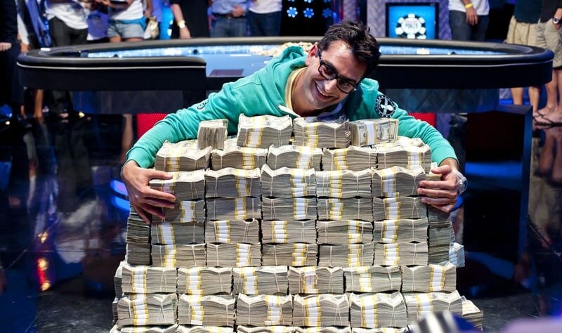 Хотели узнать, как выглядят выигранные Эсфандиари $18 млн, если собрать их в кучу? Как-то так. Это то, что смогло поместиться на фото